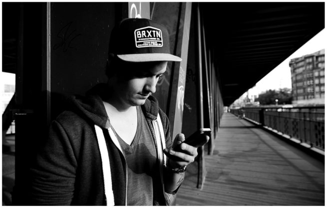 LeFloid mit seinem Smartphone schwarz weiss