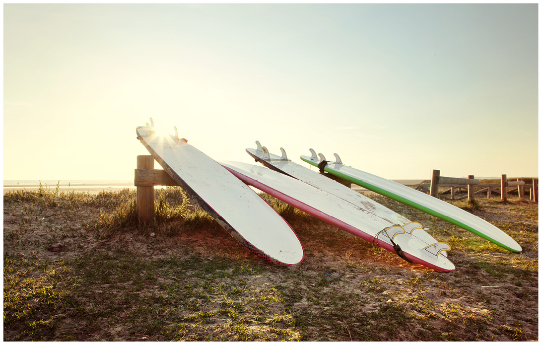 Surfboards am Strand von Conil im abendlichen Gegenlicht