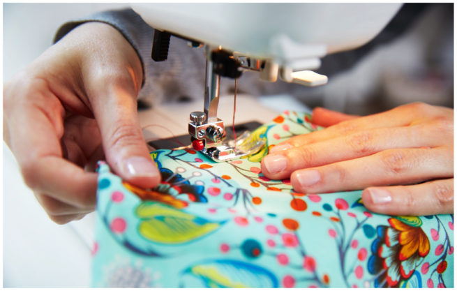 Arbeit an der Nähmaschine close-up