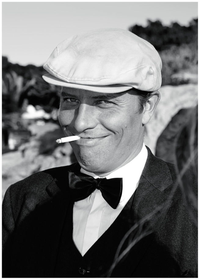 Schwarz weiss Portrait von einem Mann mit Zigarette und Schiebermütze