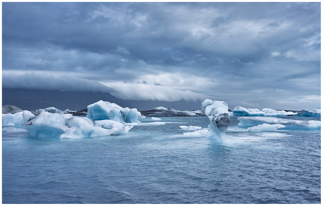 Treibende Eisberge in der Jökulsarlon Lagune in Island