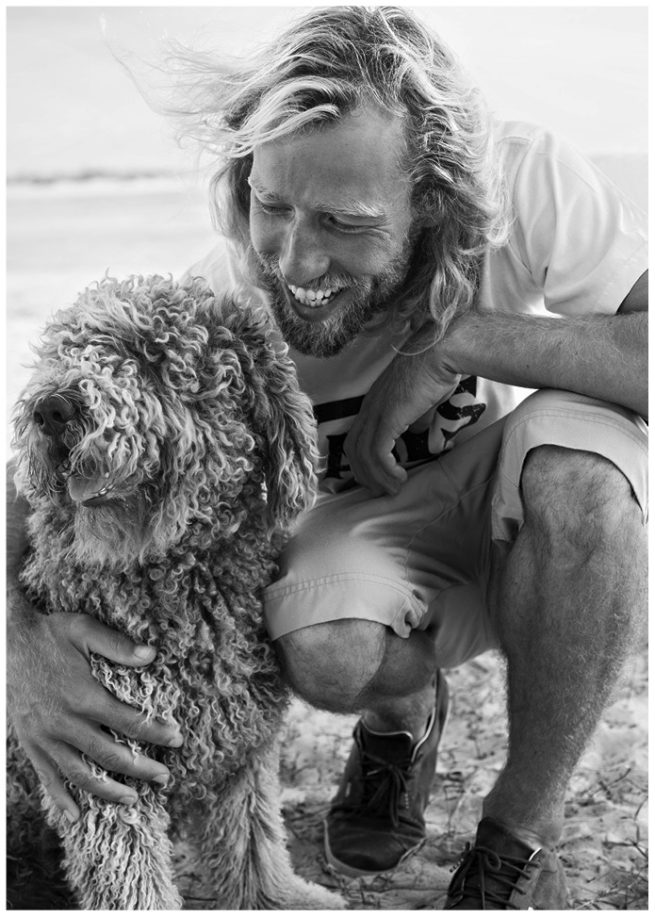 Schwarz weiss Portrait von Jochen Ghyssels, Surfcoach und Big Wave Surfer in Nazaré
