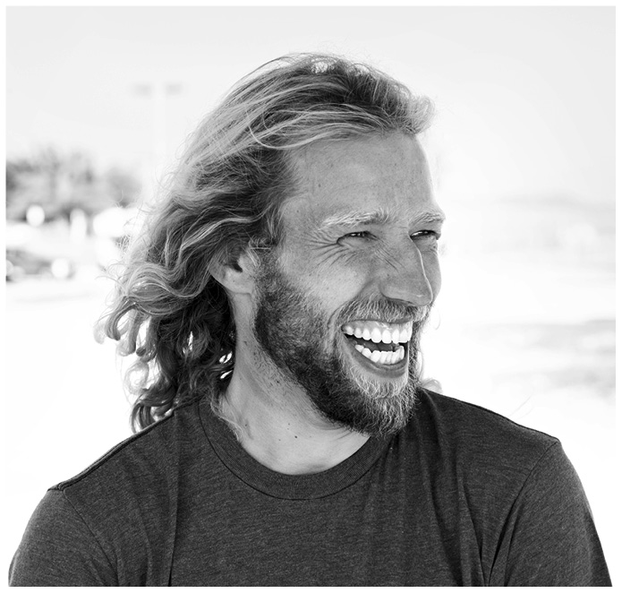 Schwarz weiss Portrait von Jochen Ghyssels, Surfcoach und Big Wave Surfer in Nazaré