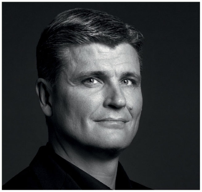 Kuoni Geschäftsbericht Vorstandportrait schwarz weiss Leif Vase Larsen