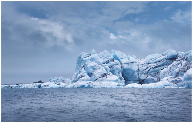 Treibende Eisberge in der Jökulsarlon Lagune in Island