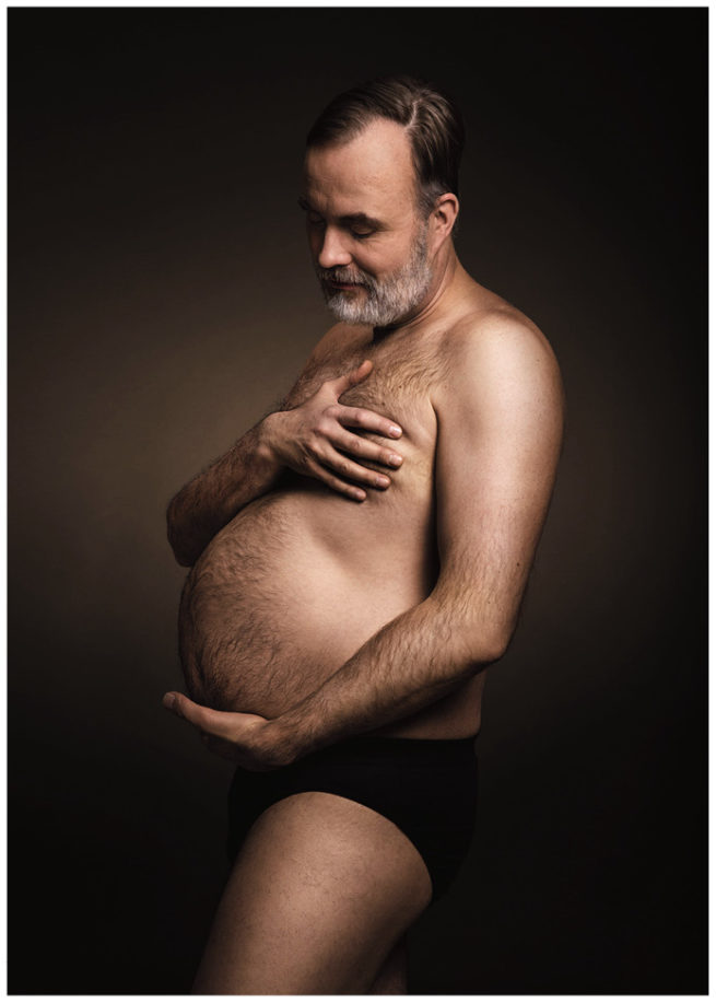 Mann der zärtlich seinen Bierbauch streichelt