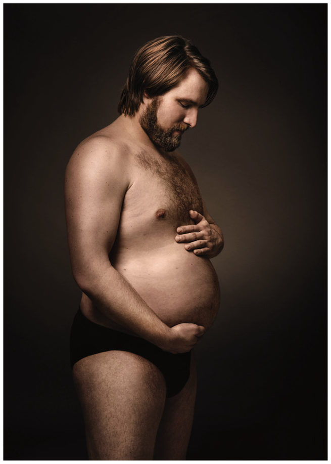 Mann der zärtlich seinen Bierbauch streichelt