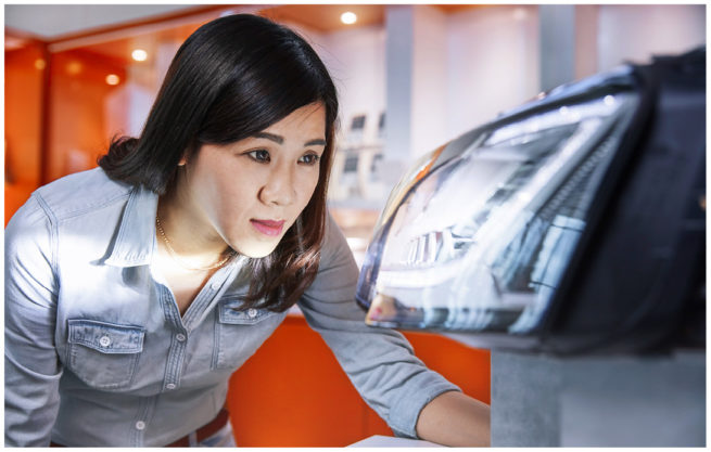 Portraits von internationalen Mitarbeitern in Arbeitssituationen bei OSRAM