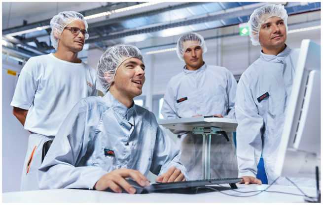 Portraits von internationalen Mitarbeitern in Arbeitssituationen bei OSRAM