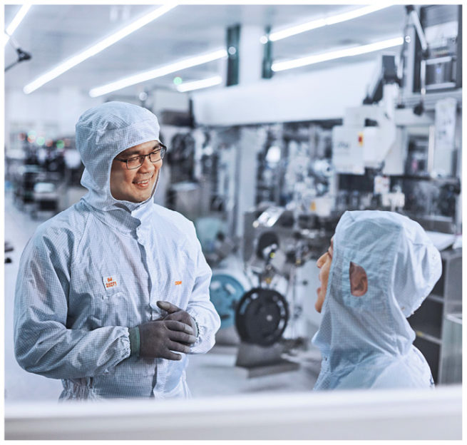 Portraits von internationalen Mitarbeitern in Arbeitssituationen bei OSRAM