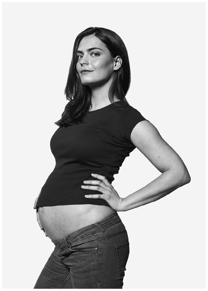 Portrait von der schwangeren Janine Marold im Studio vor weissem Hintergrund