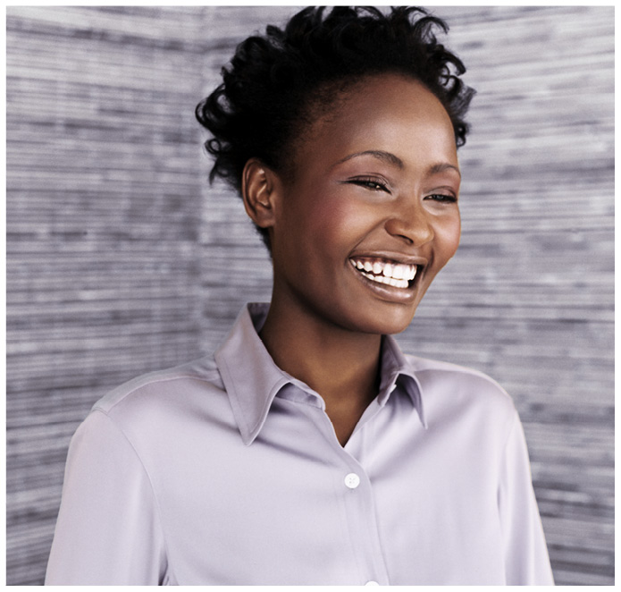 Portrait von einer lachenden jungen schwarzen Frau