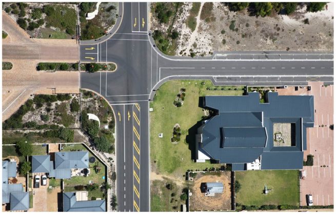 Luftaufnahme von einer Strassenkreuzung in einem Wohngebiet