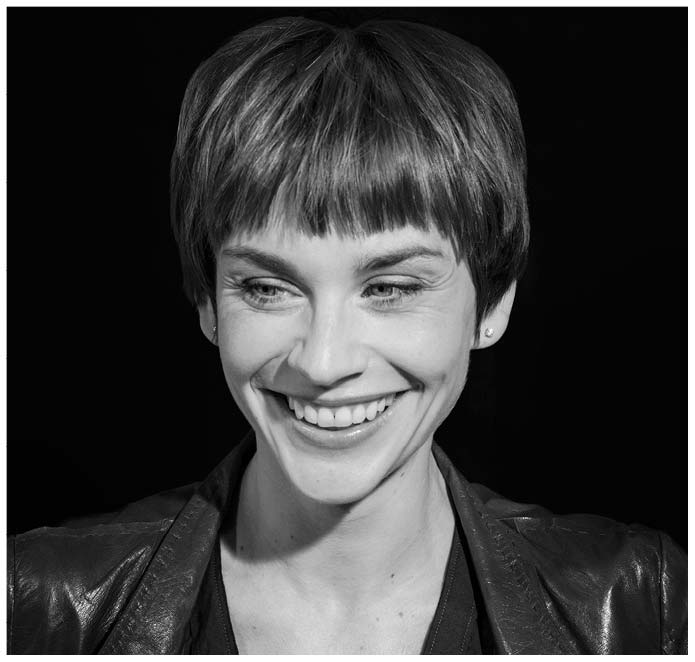 Schwarz weiss Portrait der Schauspielerin Christiane Paul vor schwarzem Hintergrund