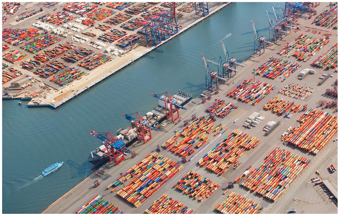Hamburg Hafen Luftaufnahme mit Schiff und Containern