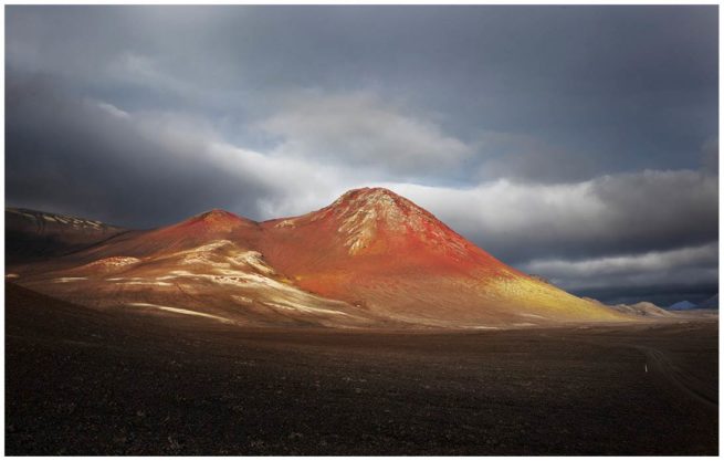 Roter Hügel auf Island inmitten einer Vulkanlandschaft