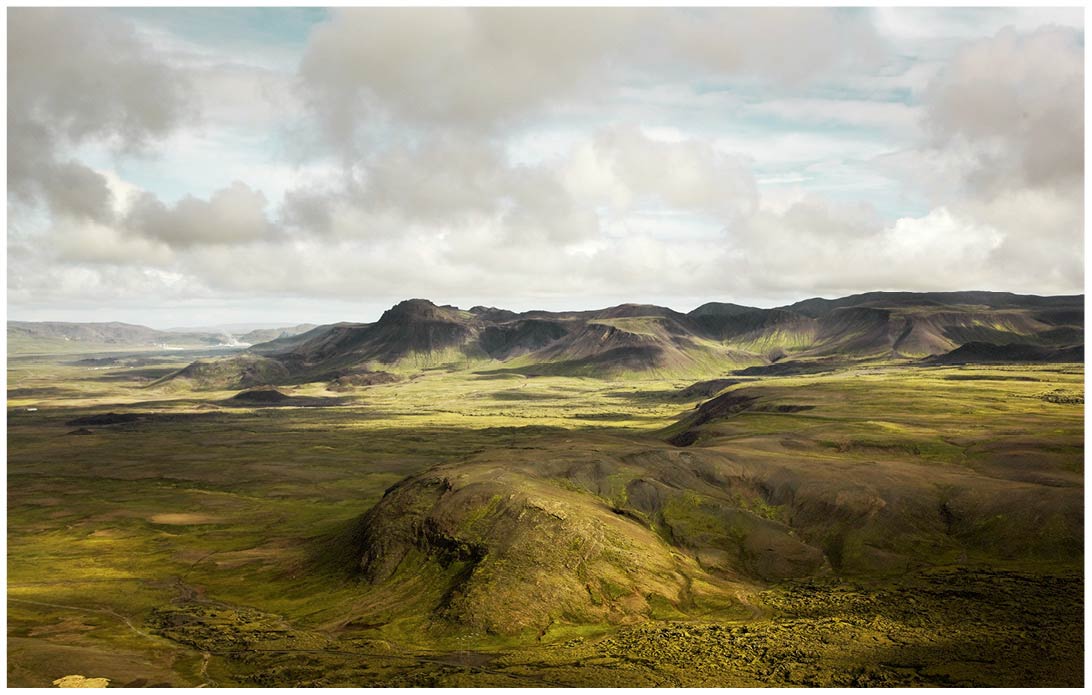 Island Landschaft mit grünen Hügeln Luftaufnahme