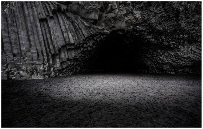 Reynisfjara Höhle am schwarzen Lavastrand von Island