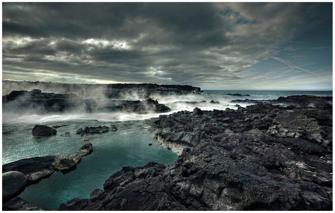 Dampfendes Meer zwischen Felsen in Island