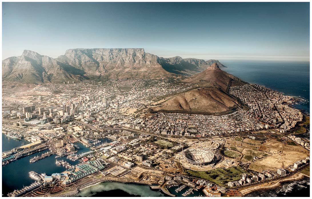 Kapstadt Luftaufnahme mit Lions Head, Signal Hill und Tafelberg