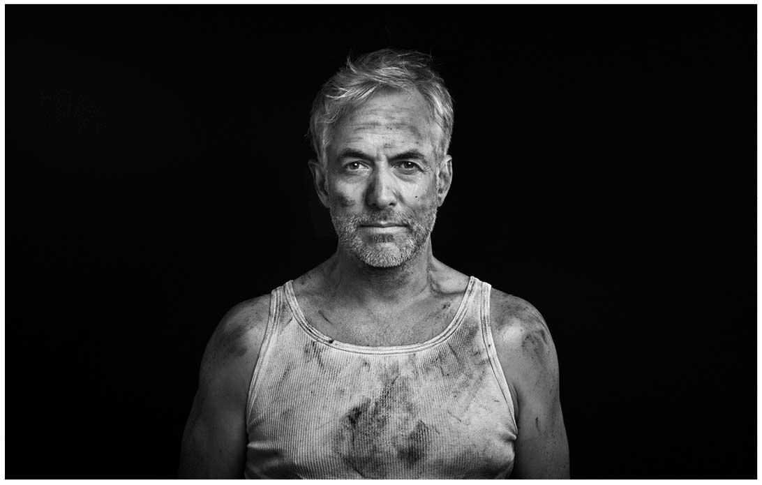 Schwarz weiss Portrait von Richard Southall als Mechaniker im ölverschmierten Unterhemd