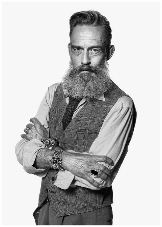 Portrait von Robert Adamek im Studio vor weissem Hintergrund