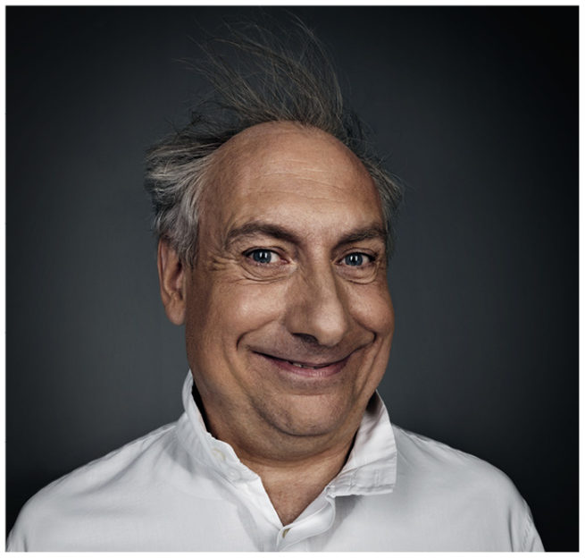 Portrait von einem älteren Mann mit hochstehenden Haaren im Studio